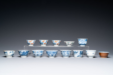 Zesendertig Chinese overwegend blauw-witte schotels en twee&euml;ndertig koppen, Kangxi en later