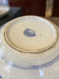 Un vase de forme globulaire en porcelaine de Chine en bleu et blanc, Kangxi