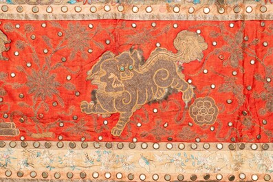 Un grand panneau rectangulaire en soie brod&eacute;e orn&eacute; d'animaux mythiques, Chine, 19&egrave;me