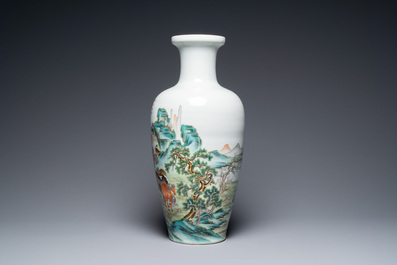 Un vase en porcelaine de Chine famille rose &agrave; d&eacute;cor des 'Huit chevaux de Mu Wang', marque de Hongxian, 20&egrave;me