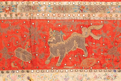 Un grand panneau rectangulaire en soie brod&eacute;e orn&eacute; d'animaux mythiques, Chine, 19&egrave;me