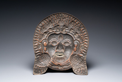 Un grand masque de Bhairava en cuivre dor&eacute; martel&eacute;, Tibet ou N&eacute;pal, 19&egrave;me