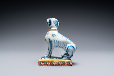 Un mod&egrave;le d'un chien en fa&iuml;ence de Delft en bleu et blanc, 18&egrave;me