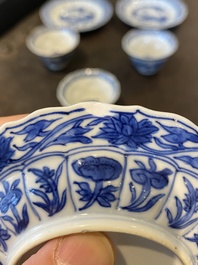 Drie Chinese blauw-witte lotusvormige 'acupunctuur' koppen en schotels, Kangxi