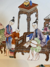 Een fijn Chinees famille rose bord met een moeder, zoon en dienster in een interieur, Yongzheng