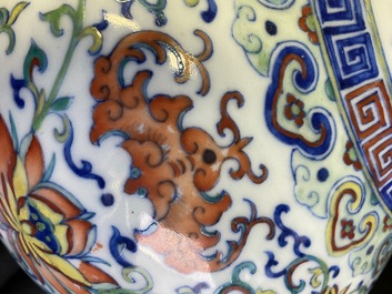 Un vase de forme bouteille en porcelaine de Chine doucai &agrave; d&eacute;cor de rinceaux de lotus, marque de Qianlong, 18/19&egrave;me
