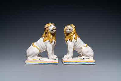 Een paar polychrome aardewerken modellen van leeuwen, Rouen, Frankrijk, 1e helft 18e eeuw