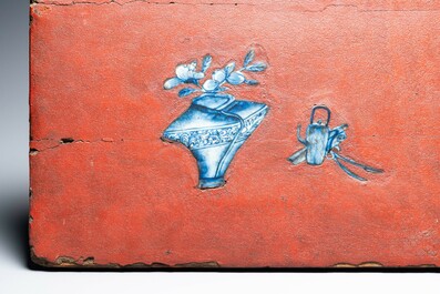 Un panneau en bois laqu&eacute; incrust&eacute; de porcelaine de Chine en bleu et blanc, 18&egrave;me