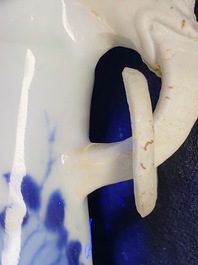 Un vase en porcelaine de Chine en bleu et blanc aux anses en forme de t&ecirc;tes d'&eacute;l&eacute;phants, Kangxi