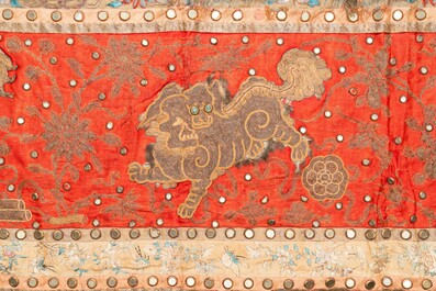 Un grand panneau rectangulaire en soie brod&eacute;e orn&eacute; d'animaux mythiques, Chine, 19&egrave;me