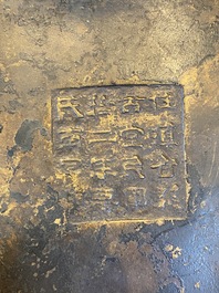 Un br&ucirc;le-parfum tripod en bronze sur support en forme de lotus, marque Yan Gu Tang, R&eacute;publique