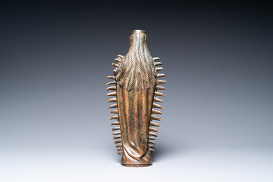 Un grand ornement de lustre en bronze en forme d'une Vierge &agrave; l'enfant, Flandres, 16&egrave;me