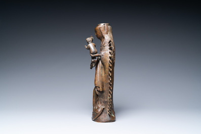 Un grand ornement de lustre en bronze en forme d'une Vierge &agrave; l'enfant, Flandres, 16&egrave;me