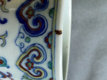 Un vase de forme bouteille en porcelaine de Chine doucai &agrave; d&eacute;cor de rinceaux de lotus, marque de Qianlong, 18/19&egrave;me