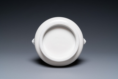 Een Chinese Dehua blanc de Chine wierookbrander met leeuwenkoppen, Xuande merk, Kangxi