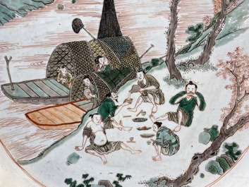 Een Chinese famille verte schotel met een picknick en een kussend koppel, Kangxi