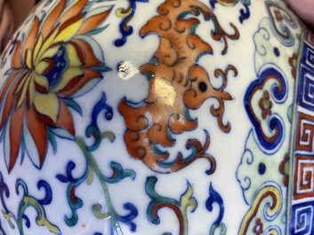 Un vase de forme bouteille en porcelaine de Chine doucai &agrave; d&eacute;cor de rinceaux de lotus, marque de Qianlong, 18/19&egrave;me