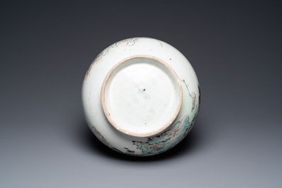 Un vase de forme 'hu' en porcelaine de Chine qianjiang cai, sign&eacute; Hai Lin, dat&eacute; 1878