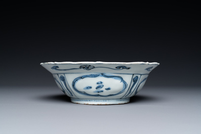 Une assiette en porcelaine de Chine en bleu et blanc figurant des grues sur l'aile et un bol de type kraak &agrave; d&eacute;cor d'un qilin,  Wanli