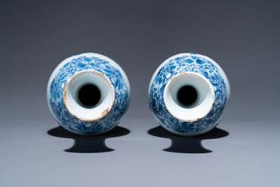 Une paire de vases de forme bouteille en fa&iuml;ence de Delft en bleu et blanc, fin du 17&egrave;me