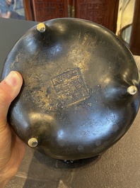 Un br&ucirc;le-parfum tripod en bronze sur support en forme de lotus, marque Yan Gu Tang, R&eacute;publique