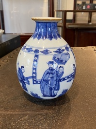 Un vase de forme globulaire en porcelaine de Chine en bleu et blanc, Kangxi