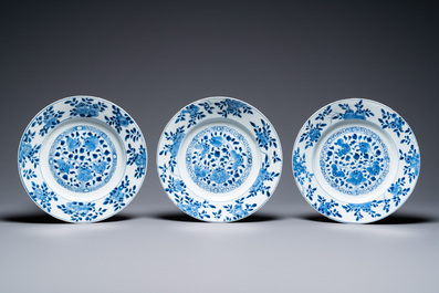 Un plat aux dragons et sept assiettes &agrave; d&eacute;cor floral en porcelaine de Chine en bleu et blanc, Kangxi et apr&egrave;s