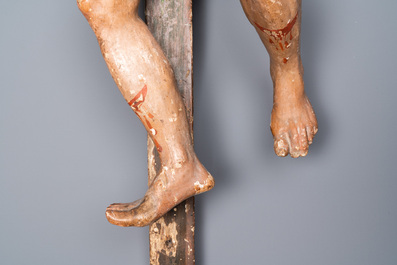 Een gepolychromeerd houten beeld van de gekruisigde Sint-Dismas of 'De goede dief', Spanje, 16e eeuw