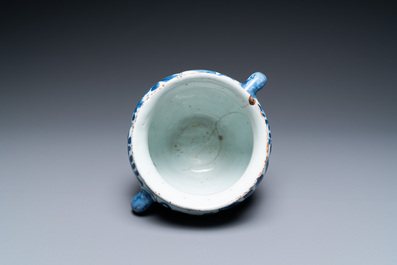 Een zeldzame Chinese blauw-witte kraakporseleinen twee-orige pot op voet, Wanli