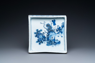 Een blauw-wit Delfts vierkant plateau met chinoiseriedecor, eind 17e eeuw