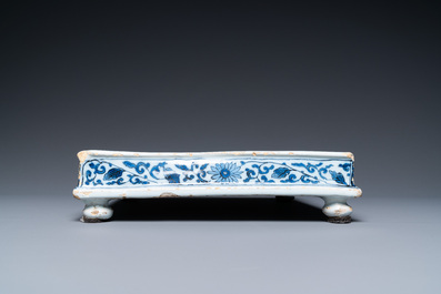 Een blauw-wit Delfts vierkant plateau met chinoiseriedecor, eind 17e eeuw