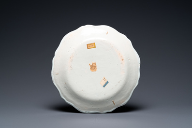 Un plat &agrave; bord contourn&eacute; en fa&iuml;ence polychrome de Rouen &agrave; d&eacute;cor chinois, 1&egrave;re moiti&eacute; du 18&egrave;me