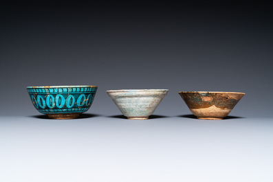 Een collectie van drie kommen en twee schotels met turquoise glazuur, Midden-Oosten, o.a. Kubachi, 13e eeuw en later