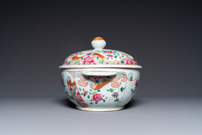 Un service de 21 pi&egrave;ces en porcelaine de Chine famille rose, Qianlong