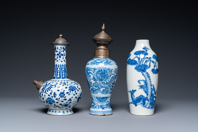 Trois vases en porcelaine de Chine en bleu et blanc, Kangxi/Qianlong
