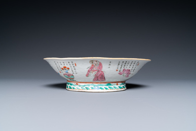 Une paire de vases et une jarre en porcelaine de Chine famille verte et un bol &agrave; d&eacute;cor 'Wu Shuang Pu', 19&egrave;me