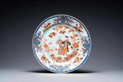 Une paire de grand plats en porcelaine de Chine verte-Imari figurant le gouverneur Duff et son &eacute;pouse, Yongzheng
