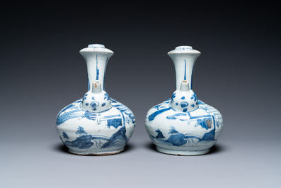 Een paar Chinese blauw-witte kendi met een figuur in een landschap, Wanli