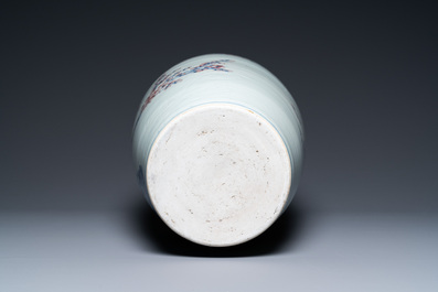 Un vase de forme 'meiping' en porcelaine de Chine en bleu, blanc et rouge de cuivre &agrave; d&eacute;cor de prunus, 18&egrave;me