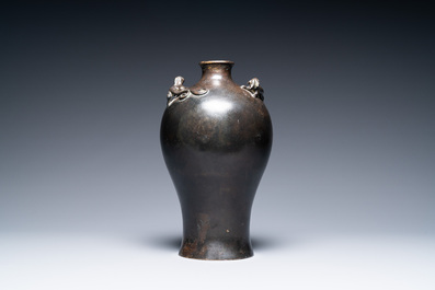 Een Chinese bronzen 'meiping' vaas met draken op de schouder, Kangxi