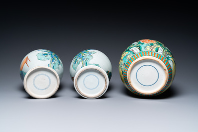 Une paire de vases et une jarre en porcelaine de Chine famille verte et un bol &agrave; d&eacute;cor 'Wu Shuang Pu', 19&egrave;me