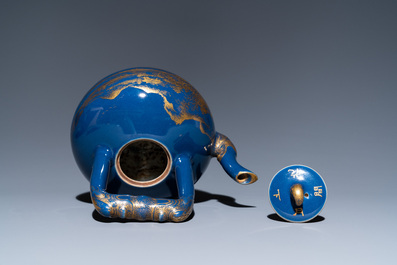 Une th&eacute;i&egrave;re en porcelaine de Chine &agrave; d&eacute;cor dor&eacute; sur fond bleu, marque et probablement &eacute;poque de Qianlong