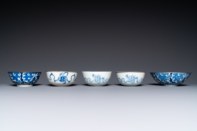 Cinq bols en porcelaine de Chine 'Bleu de Hue' pour le Vietnam, 19&egrave;me