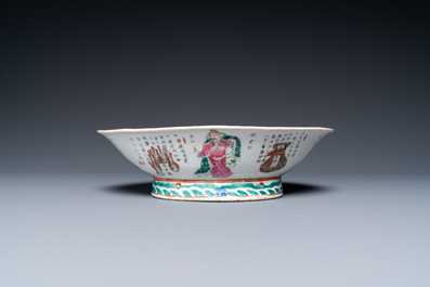 Une paire de vases et une jarre en porcelaine de Chine famille verte et un bol &agrave; d&eacute;cor 'Wu Shuang Pu', 19&egrave;me