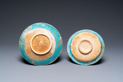 Twee turqoise- en zwart-geglazuurde schotels, drie kommen, een kan en een leeuwtje, Raqqa en NIshapur, Midden-Oosten, 12/13e eeuw en later