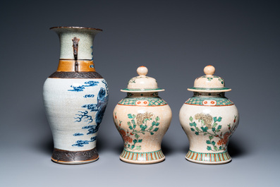 Cinq vases en porcelaine de Chine famille verte et en bleu et blanc, 19/20&egrave;me