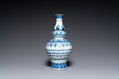 Un vase de forme triple gourde en porcelaine de Chine en bleu et blanc, marque de Jiajing, Qing