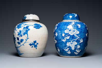 Cinq vases en porcelaine de Chine famille verte et en bleu et blanc, 19/20&egrave;me