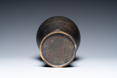 Een Chinese bronzen 'meiping' vaas met draken op de schouder, Kangxi