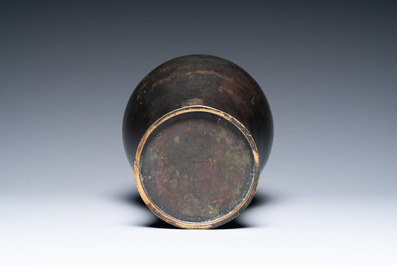 Een Chinese bronzen 'meiping' vaas met draken op de schouder, Kangxi